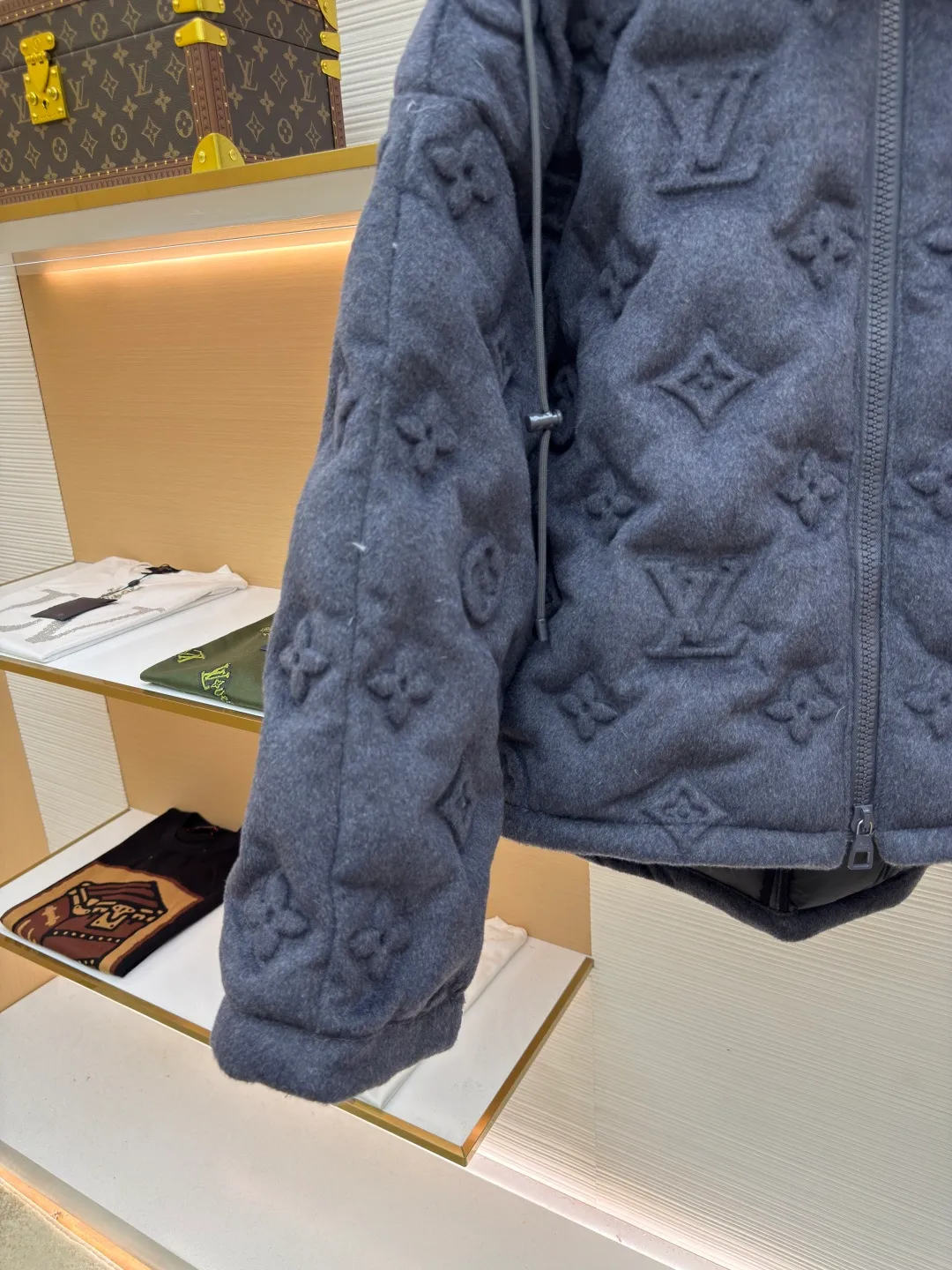 LOUIS VUITTON Presbyopic embossed embossed down jacket ●Item number: 1680601-F25 ●Material: white goose down ●Technology: embossed embossed ●Version: fitted version ●Weight: about 3150 grams ●Size: S-M-L-XL ●Description: The fabric itself contains a lot of cashmere, and the inside is filled with 90 white duck down. It is super fluffy and difficult to process. The scrap rate of embossing fabrics of different materials reaches more than 50%. The hood is detachable and the pockets have hidden zippers, which is not only warm, but also very safe. The upper body effect is very good. It does not look bloated, but it is a concave shape artifact. I also like gray clothes because gray looks very high-grade, coupled with the embossed presbyopia logo. , low-key and stylish, same style for men and women!